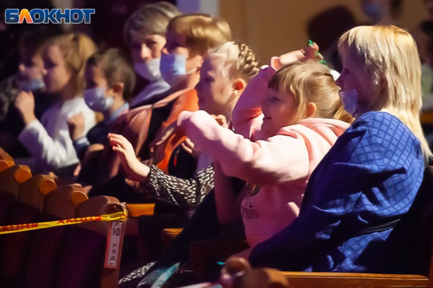 Купил билет, а попал на мошенников: как волжанам на новогодних каникулах не потерять деньги на концертах и спектаклях?