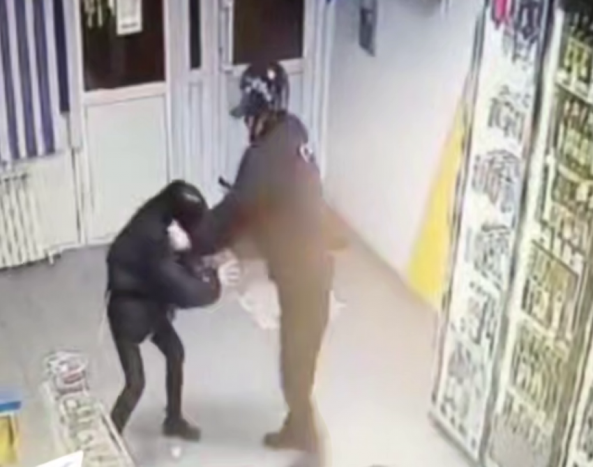 Сотрудник ЧОПа разбил лицо девушке в магазине в Волгограде: возбуждено уголовное дело