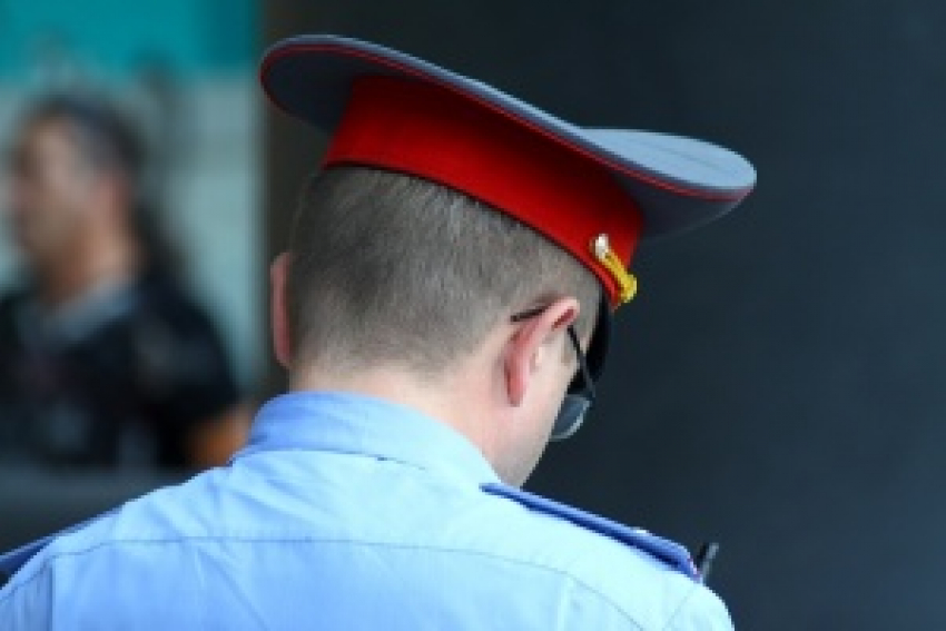 В Волжском супруги избили участкового
