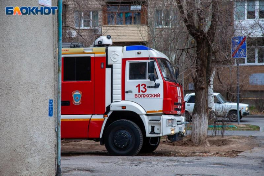 Заискрились провода: летняя кухня полыхала под Волжским