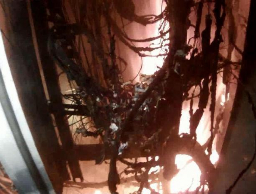 Огонь разбушевался в электрощитке в волжской многоэтажке
