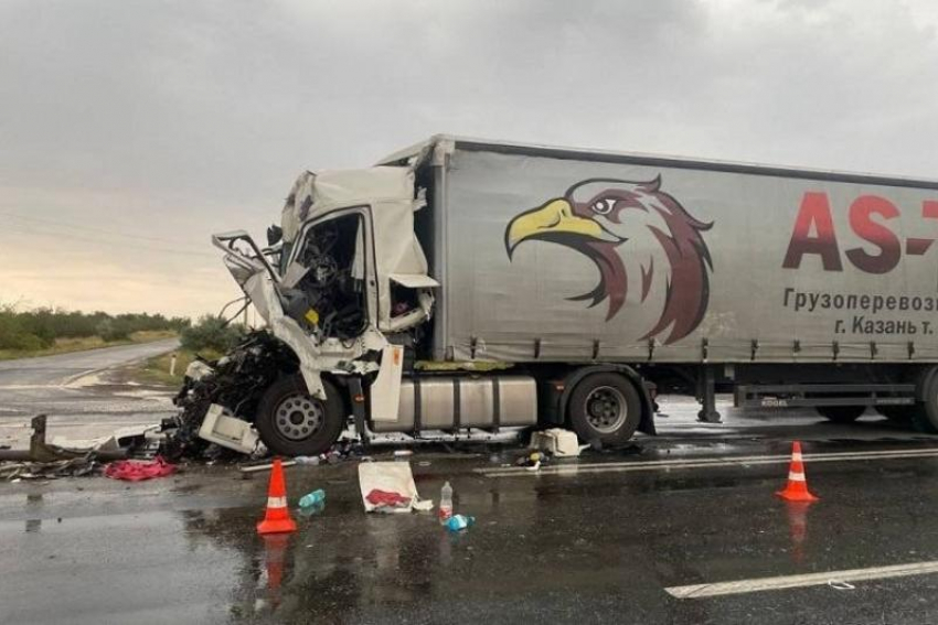 Жуткие фото с места столкновения двух грузовиков в Волгоградской области