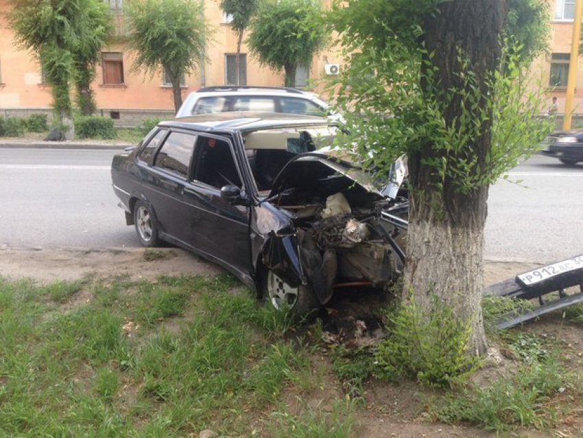 В старой части Волжского столкнулись два автомобиля ВАЗ-21099