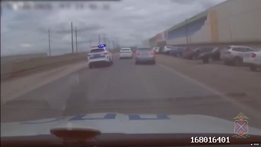 В Волжском на видео попала погоня за бесправником с тремя экипажами 