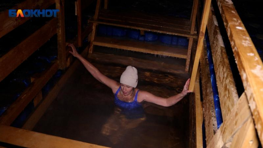 «Адреналин в крови трещит»: как волжане при -20 встретили Крещение в ледяной купели