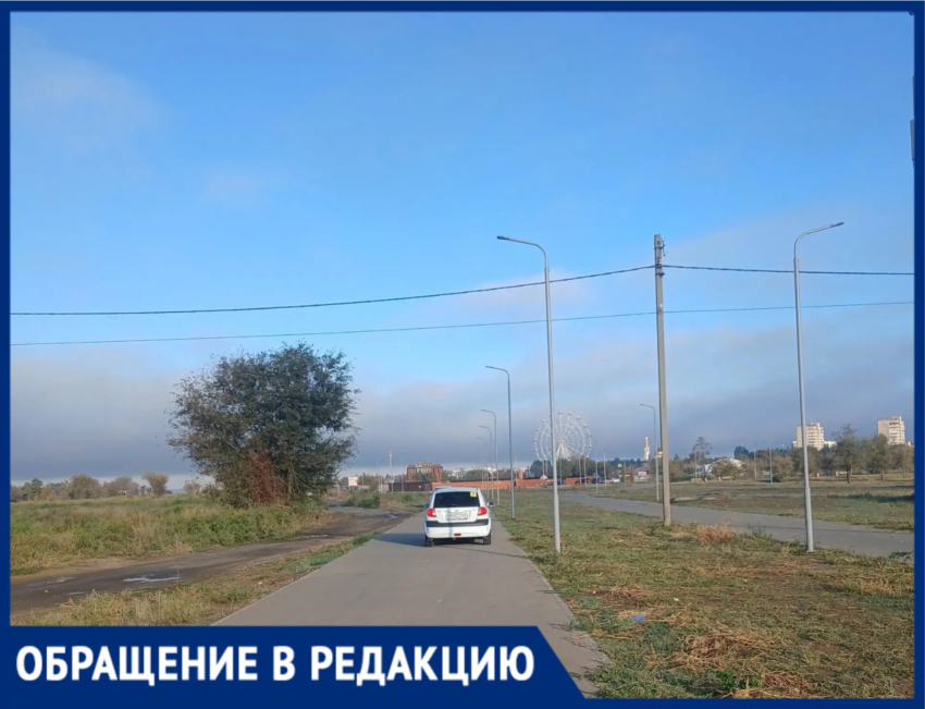 «Пешеходная дорожка превратилась в проезд»: волжанка пожаловалась на машины у парка