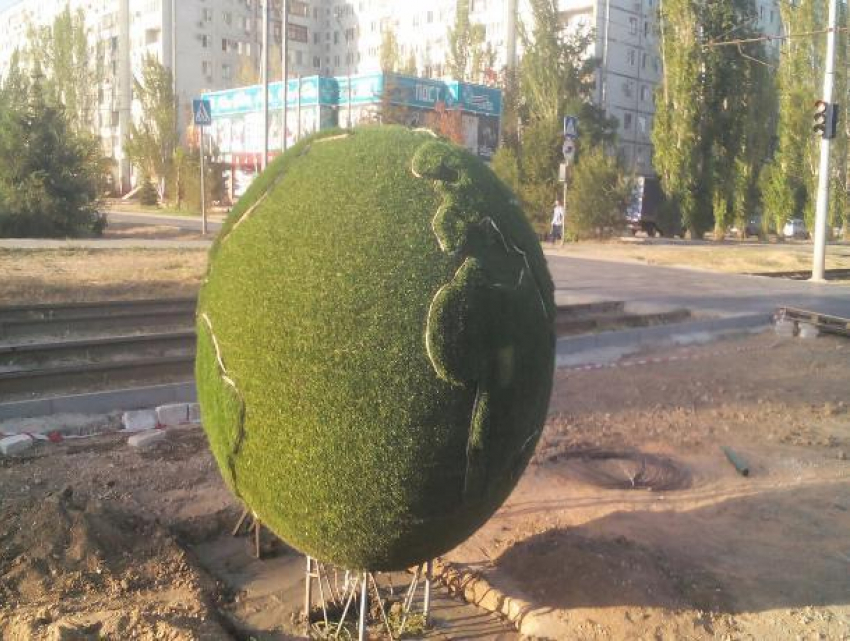 Светящийся глобус на Ленина переехал в другую часть Волжского