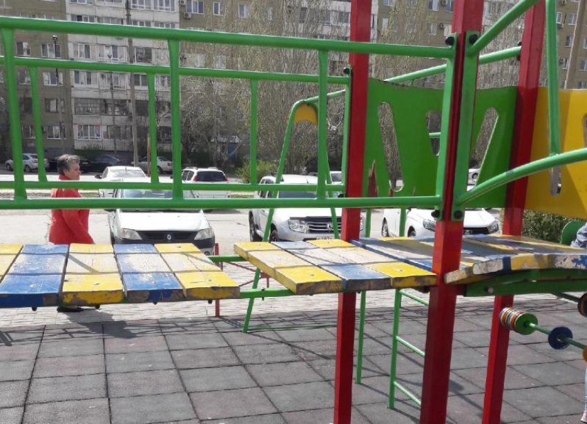 3-летняя девочка едва не сломала ногу на площадке в Волжском