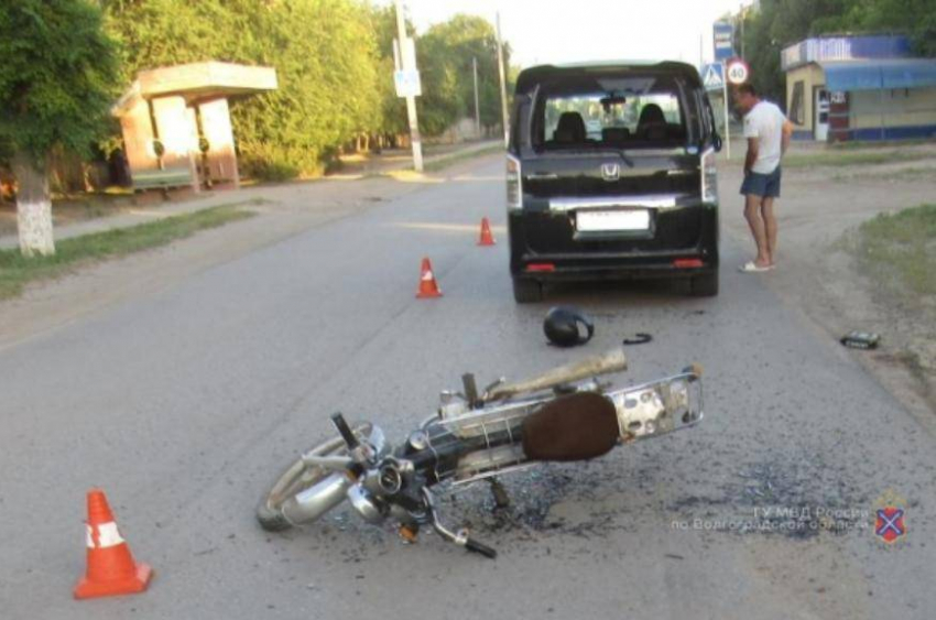 Мотоциклист без прав вылетел в кювет под Волжским