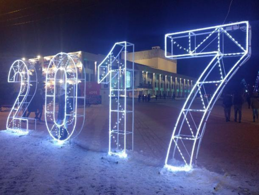 Центр Волжского превратился в огромную светодиодную площадку для новогодних селфи