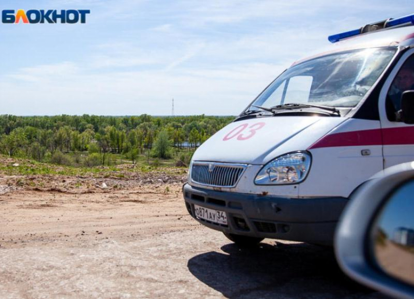 Водитель внедорожника скончался после столкновения с автобусом на трассе в Волгоградской области