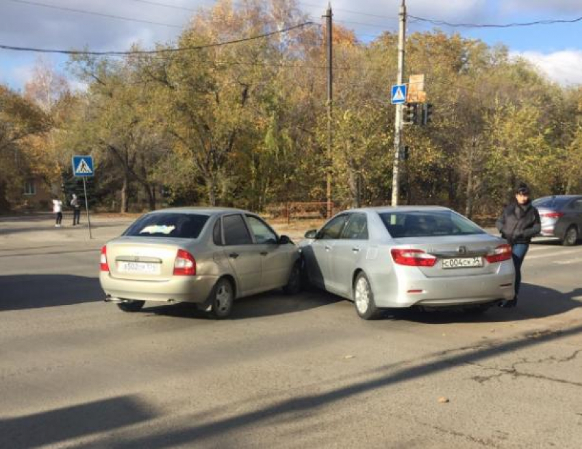 Camry и Kalina не поделили светофор на перекрестке в Волжском