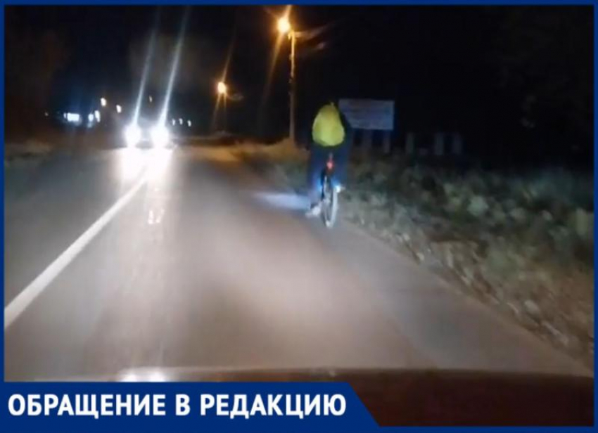 Люди каждый день рискуют собой просто добираясь до дома: в Волжском умоляют о новом тротуаре