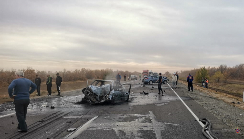 Грузовик и легковушки столкнулись на трассе Р-22 в Волгоградской области. Четверо пострадавших