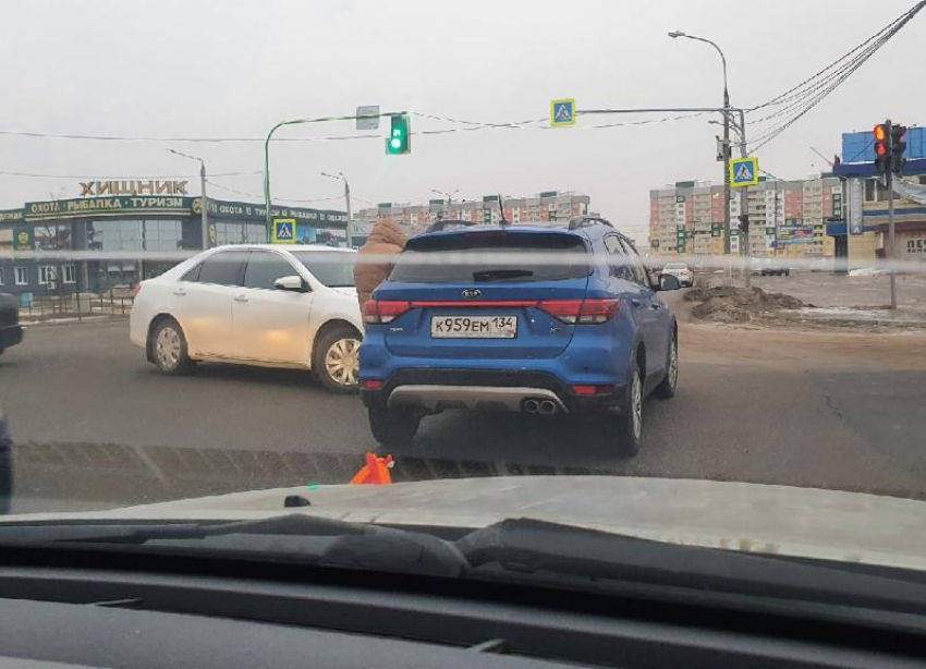 Утро в Волжском началось с аварии на перекрестке: подробности
