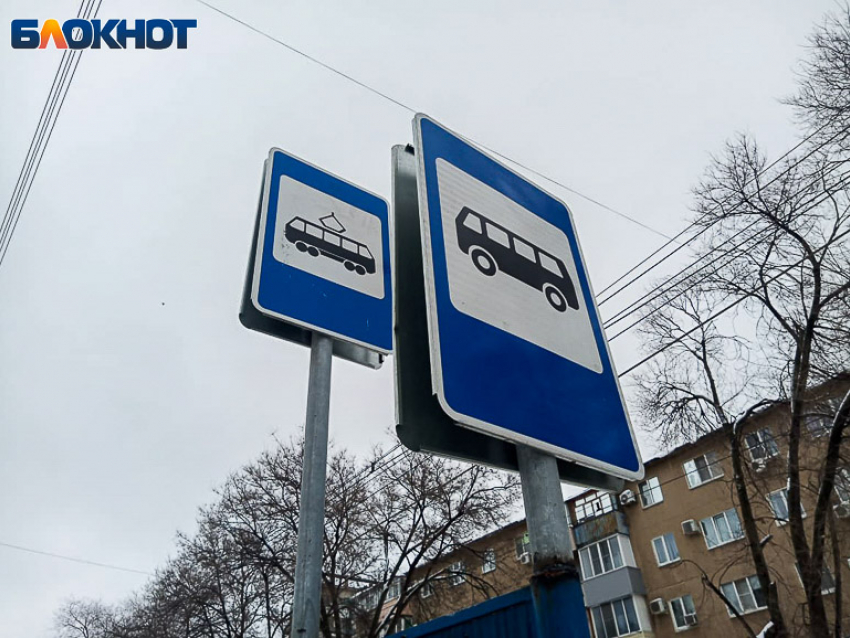 "Стоим под палящим солнцем“: жители Второго посёлка в Волжском просят вернуть павильон на остановке „Дорожная“