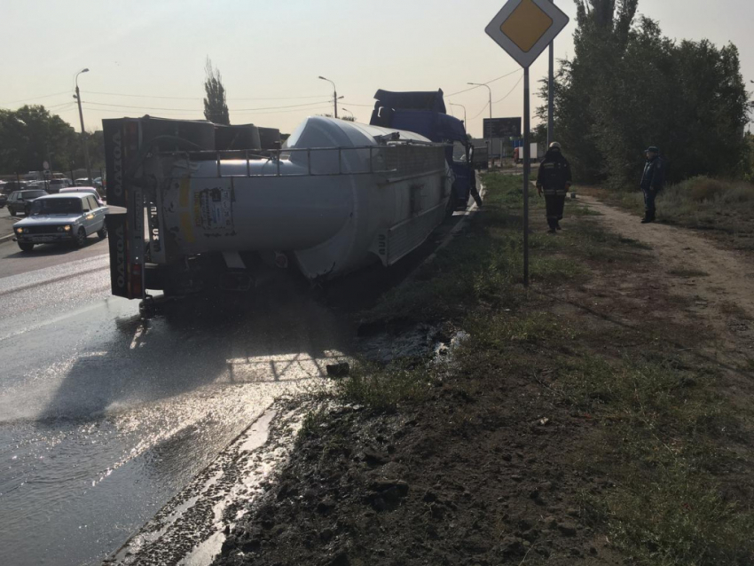 В Волгограде перевернулся цементовоз: на дорогу вылились литры солярки