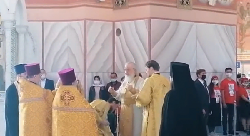 Патриарх Кирилл проводит службу в храме Александра Невского в Волгограде