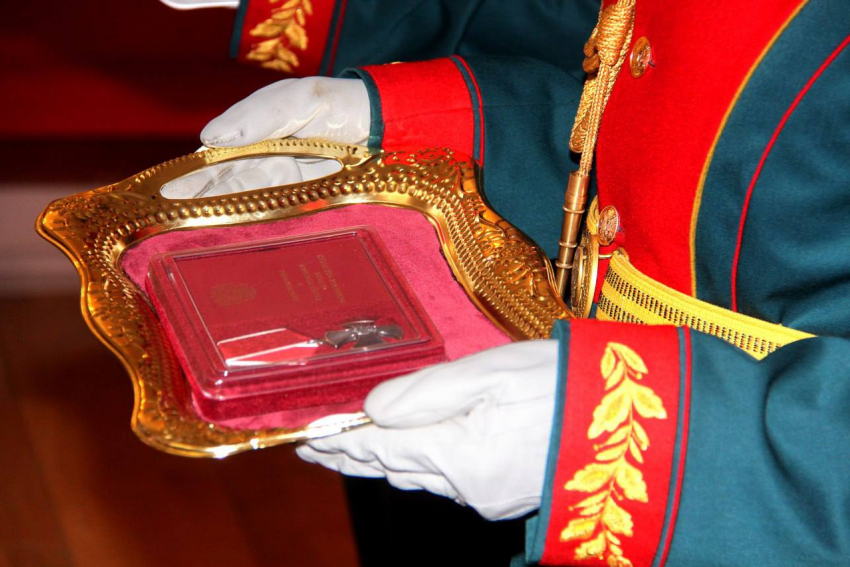 В Волжском передали награды членам семей погибших участников СВО