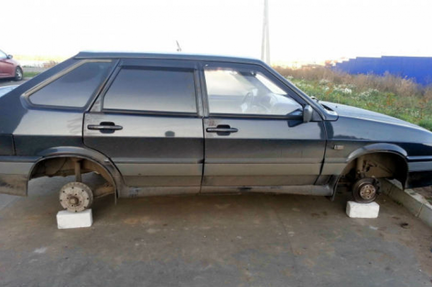 В Волгограде грабители «разули» пять отечественных авто