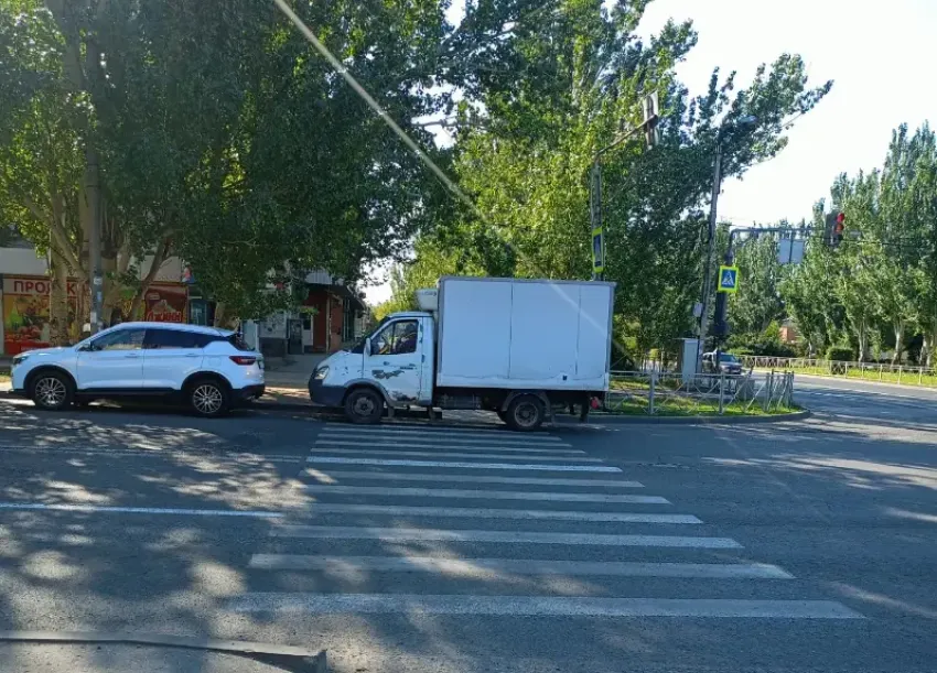 «Не обойти, не объехать»: волжанка пожаловалась на машины, перекрывающие переход возле вокзала