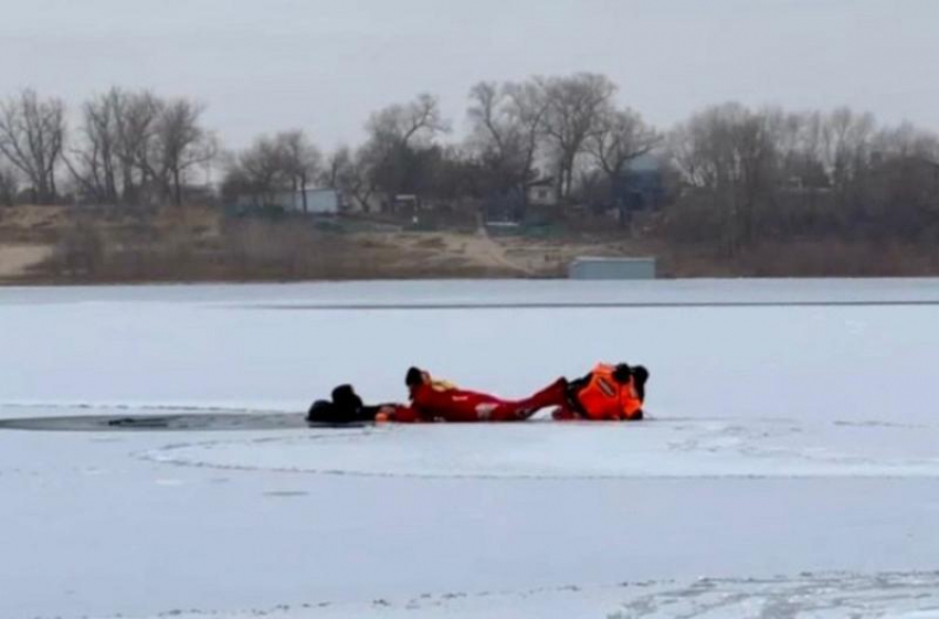 В Волжском ребенок едва не погиб, провалившись под лед