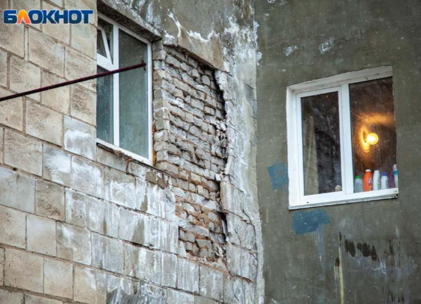 В Волгограде пенсионерка скончалась после падения из окна