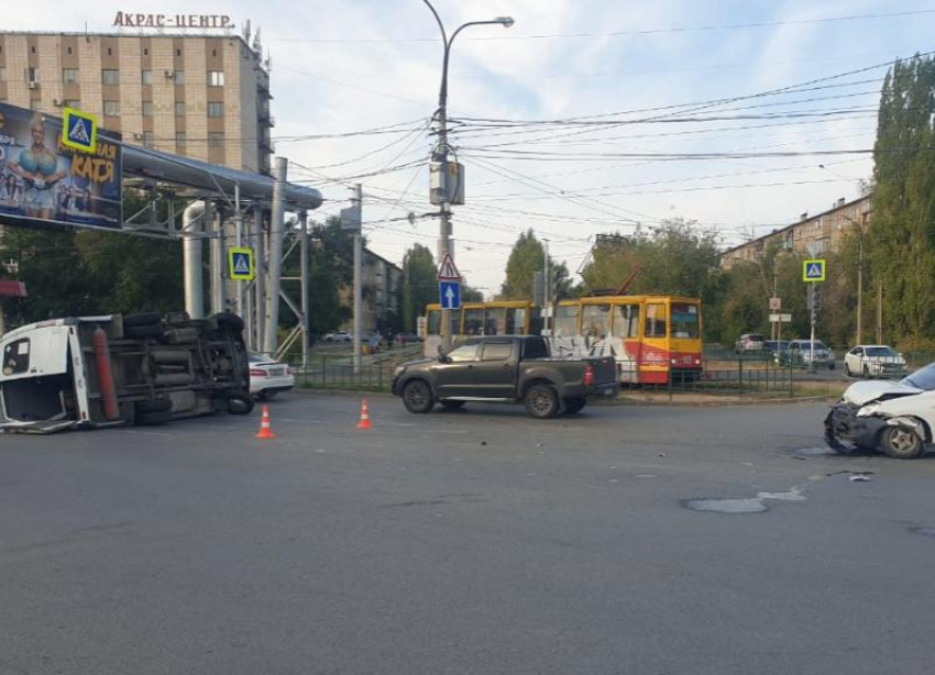 Стало известно о состоянии пострадавших в ДТП с перевернутой маршруткой в Волжском