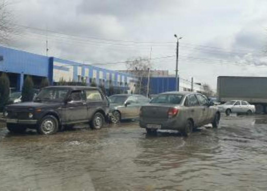 Все утонем: огромная лужа на улице Волжского превращает автомобили в Титаники