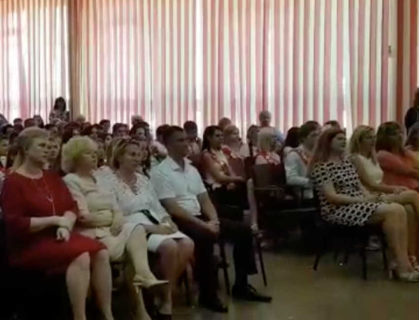 Выпускники Волжского станцевали праздничный вальс