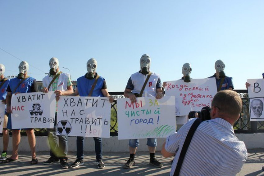 Молодогвардейцы вышли на пикет против завода «Красный Октябрь» в противогазах