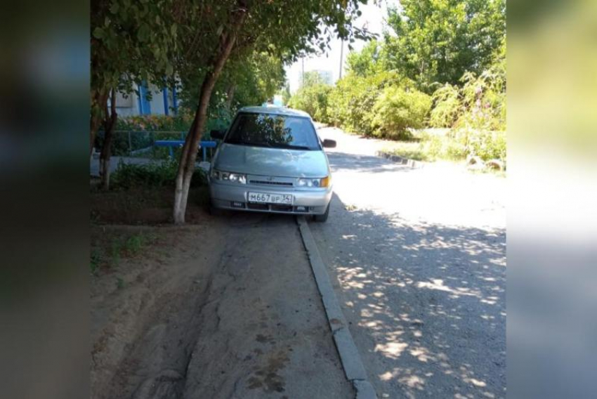 Автохам припарковался на клумбе у подъезда в Волжском