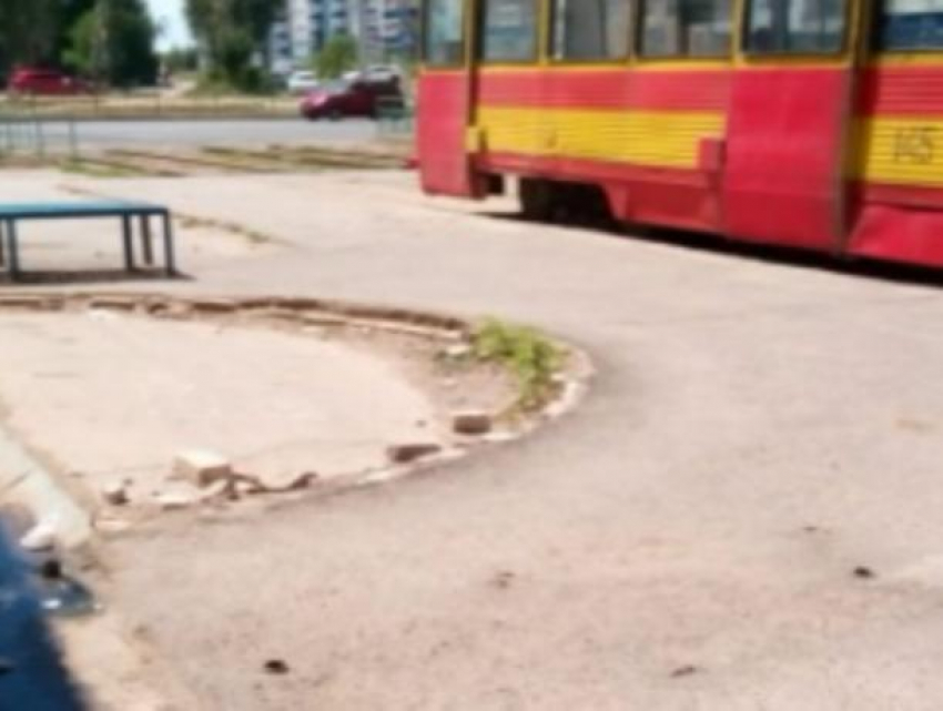 Трамвайная остановка «проспект Ленина» опасна для жизни и требует немедленного ремонта в Волжском