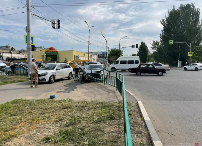 Автоледи в больнице: подробности тройного ДТП на перекрестке в Волжском