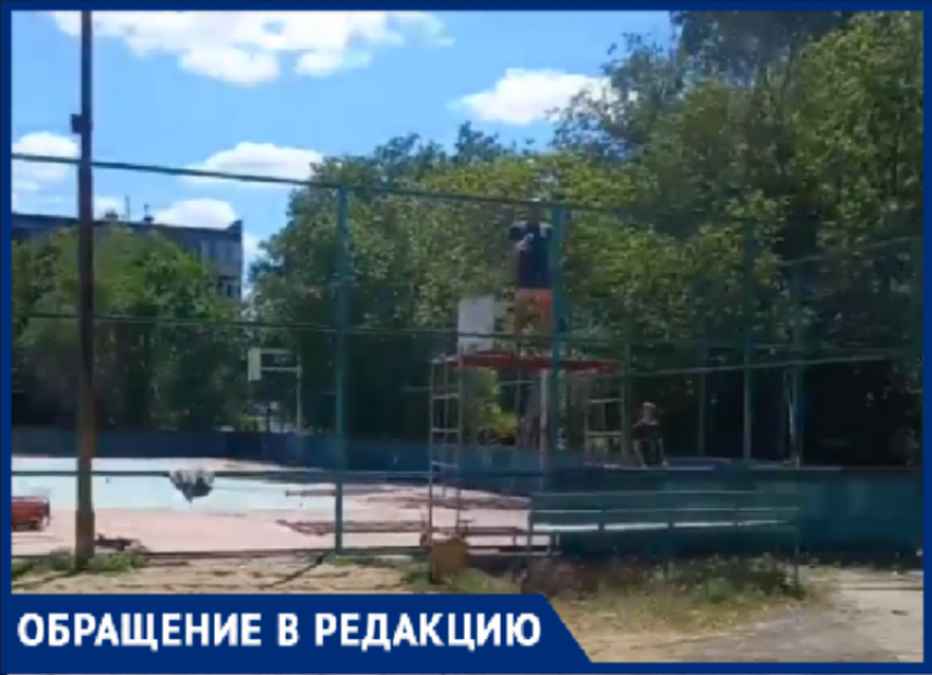 В Волжском детскую площадку сносят ради создания парковки для авто
