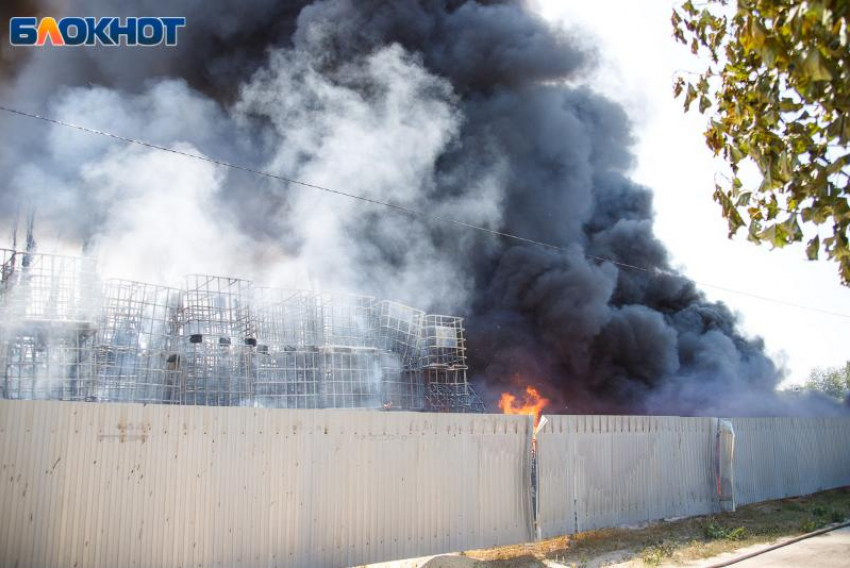 «Короткое замыкание электропроводки»: близ Волжского горели вещи в кирпичной пристройке 
