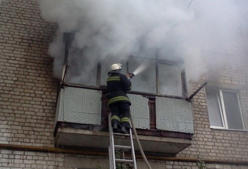 В Волжском в пятиэтажке полыхал балкон