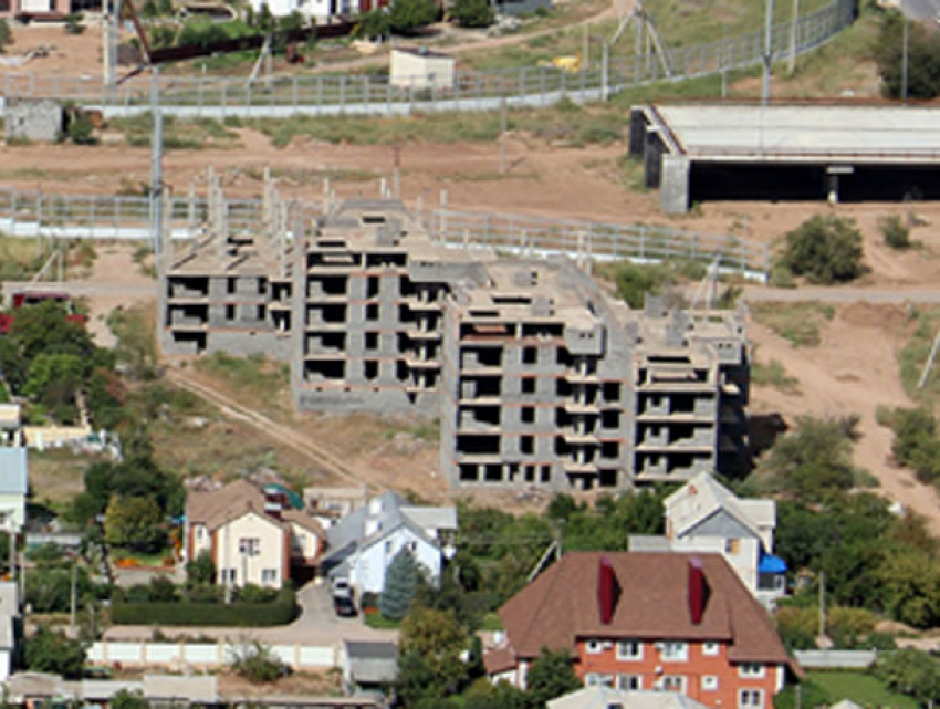 На снос уродливого серого монстра в поселке Металлург в Волжском денег пока нет