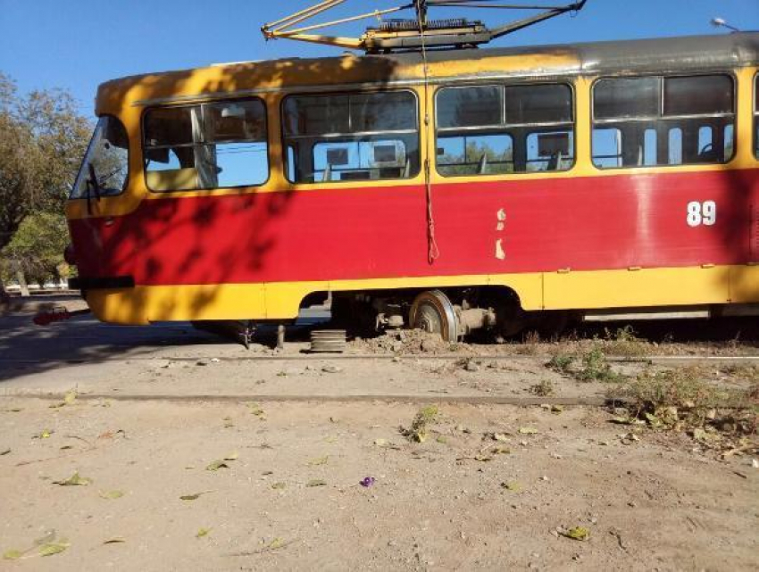 Авария на путях парализовала движение трамваев в Волжском 