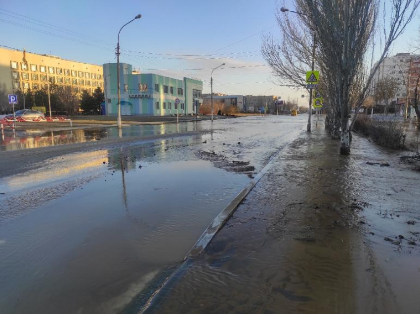 В Волжском улицу Оломоуцкую залило холодной водой