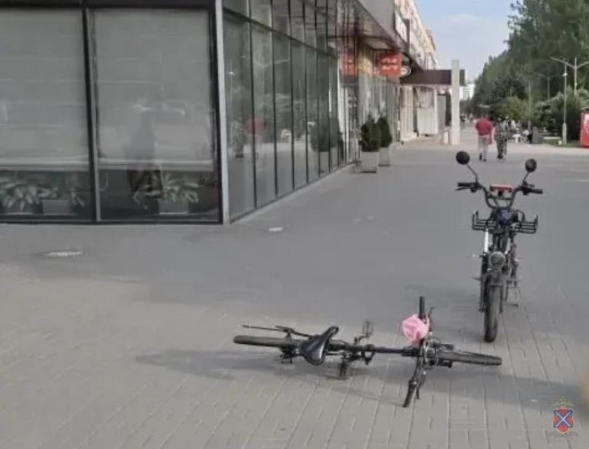 Курьер на электровелосипеде сбил 12-летнюю девочку на тротуаре в Волжском