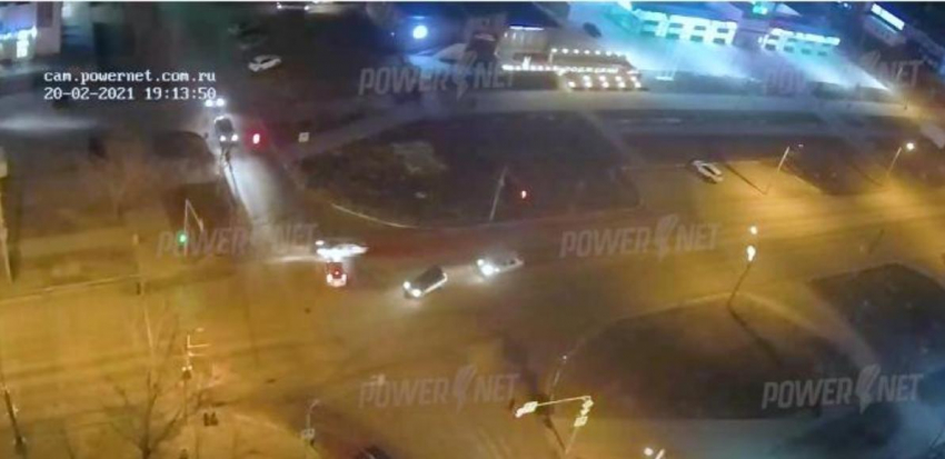 Улетел на обочину: ДТП на перекрестке в Волжском