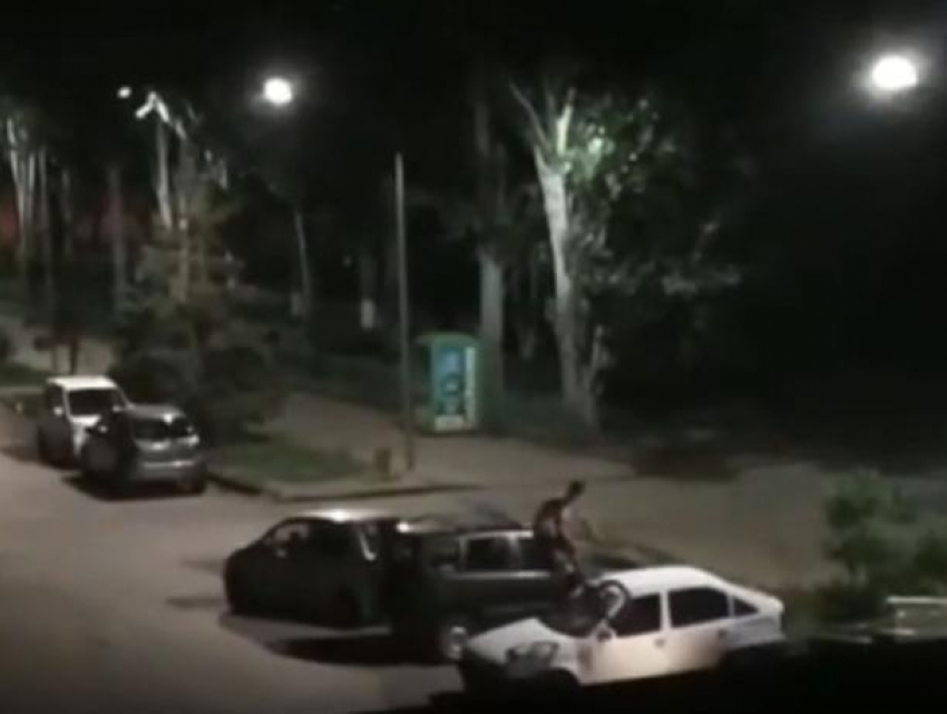 Вандал на велосипеде прыгал ночью по автомобилю в Волжском