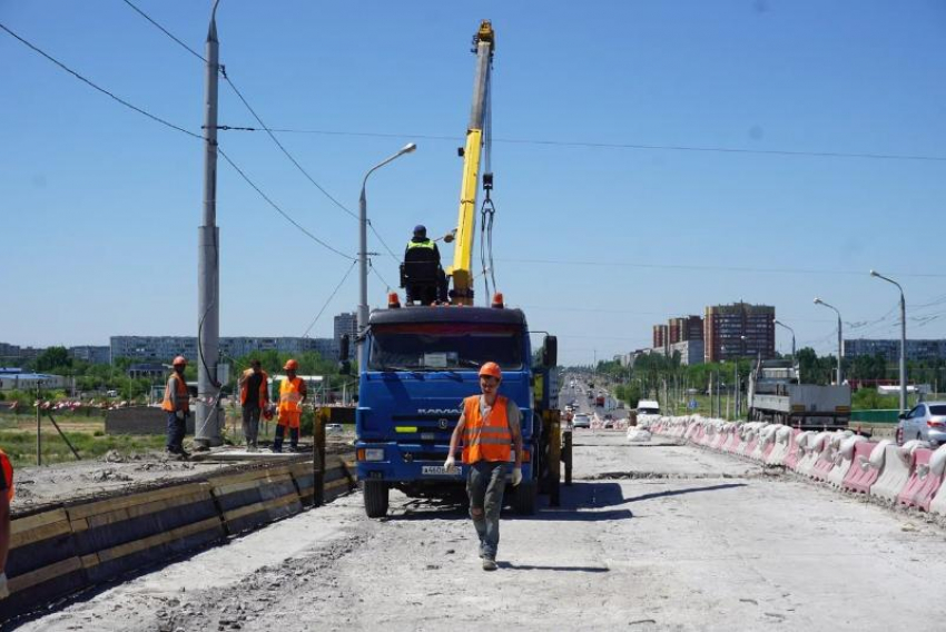 Новый асфальт в Волжском кладут по улице Александрова