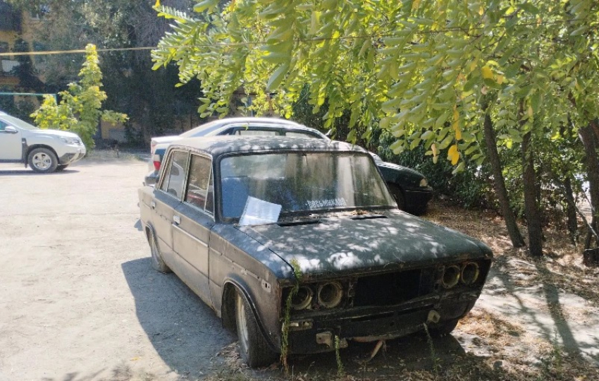 В Волжском продолжают эвакуировать брошенные автомобили со дворов