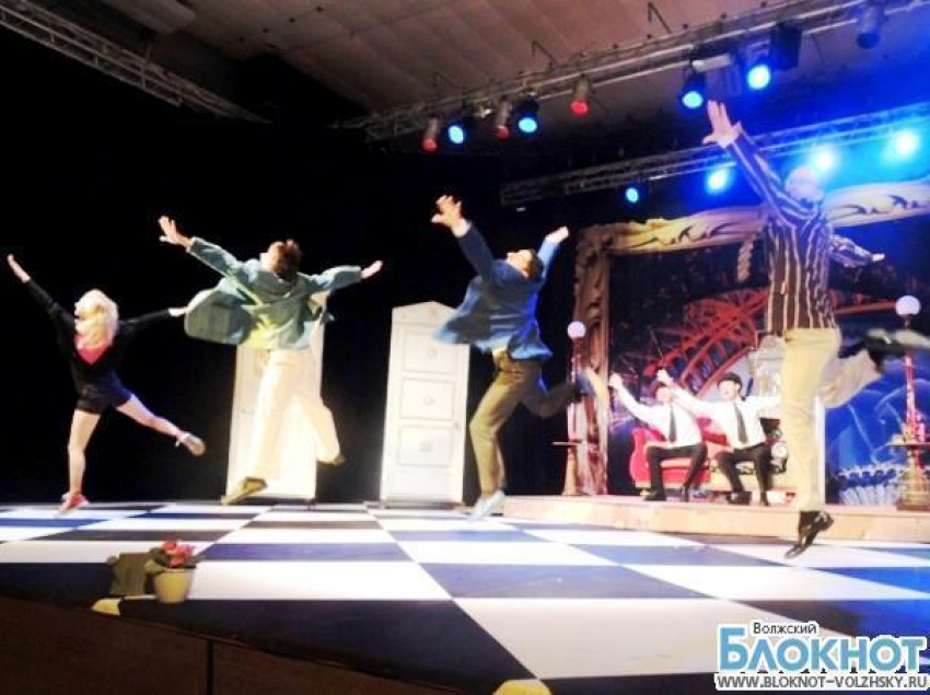 Актеры Волжского драматического театра сдали экзамен