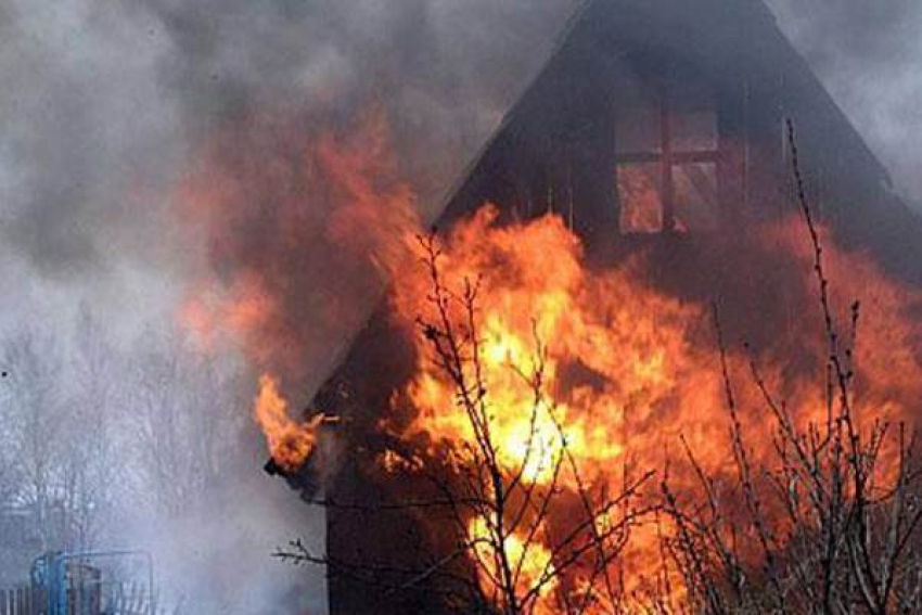 Под Волгоградом в частном доме заживо сгорел 38-летний мужчина