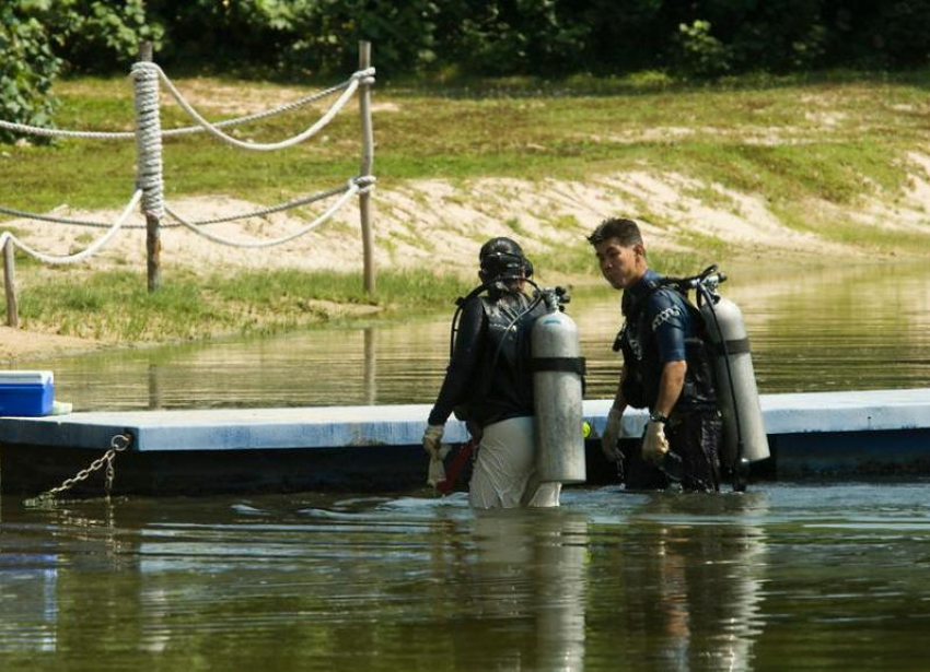 В Урюпинском районе водолазы ищут тело 17-летней девушки из утонувшего автомобиля 