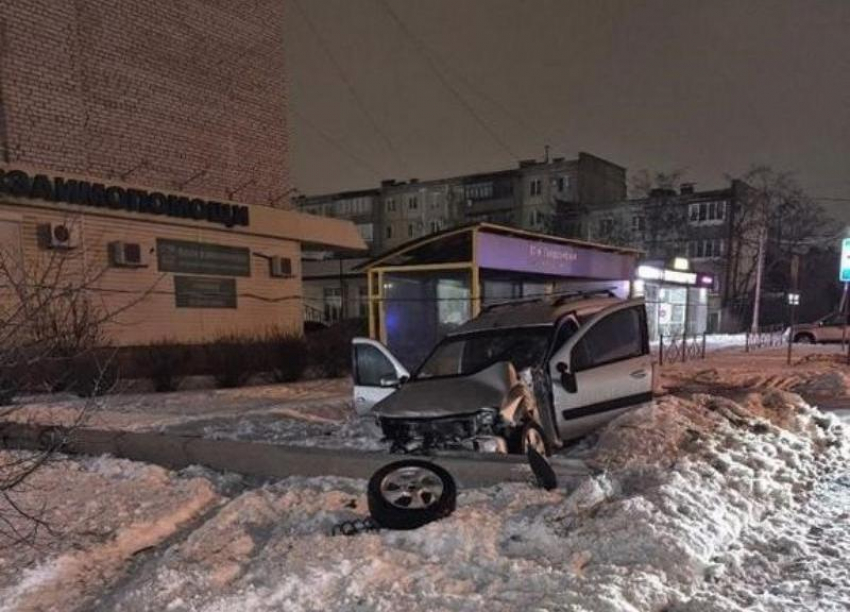 В Волжском пьяный водитель протаранил припаркованные авто