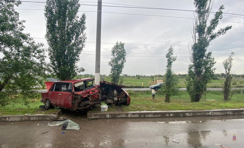 Водитель «шестерки» доставлен в больницу после «поцелуя» со столбом в Волжском